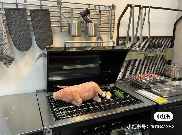 中國IKEA的擺設惡搞動物玩偶，日網友痛批：「太病態！」翻攝《広州在住のえいちゃん》的推特