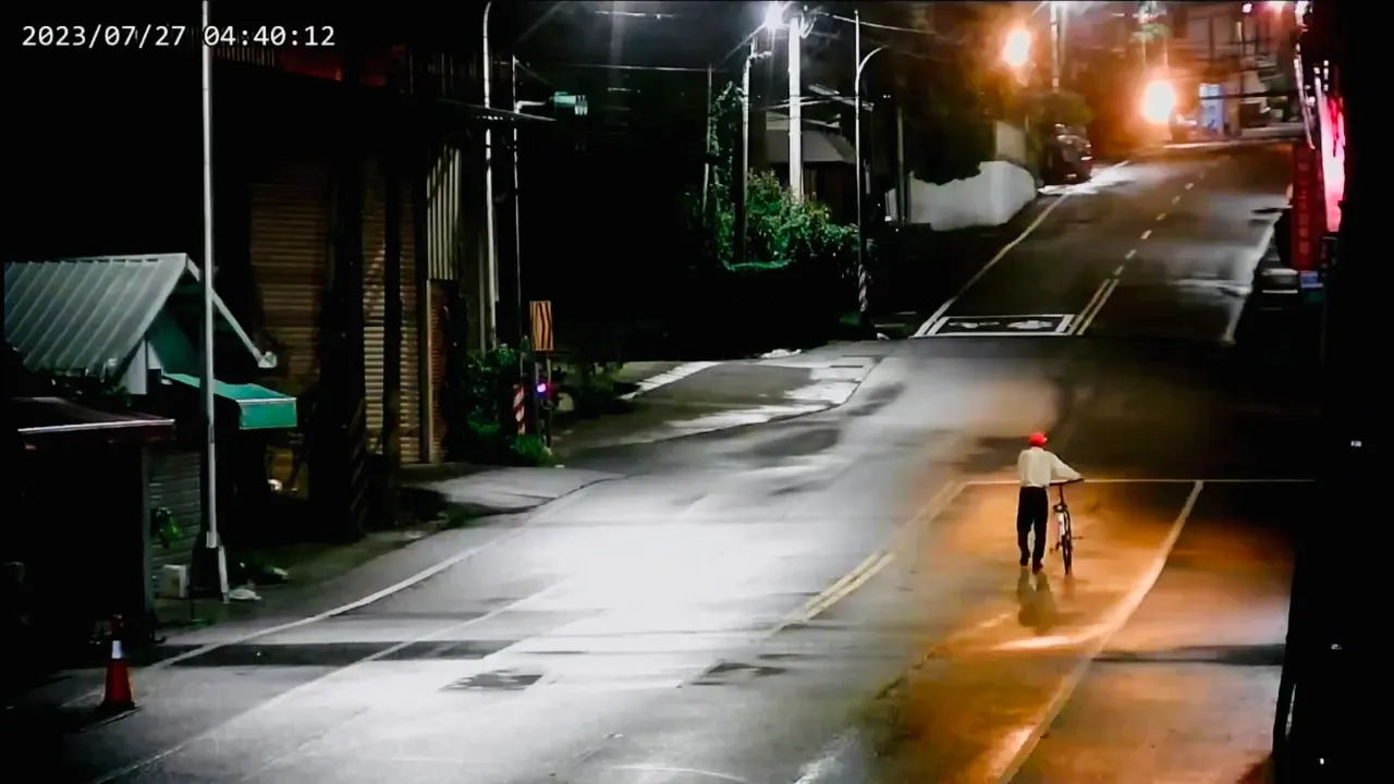 老翁清晨4時許行經竹崎鄉內埔村一帶。翻攝畫面