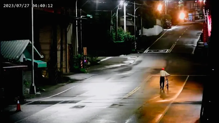 老翁清晨4時許行經竹崎鄉內埔村一帶。翻攝畫面