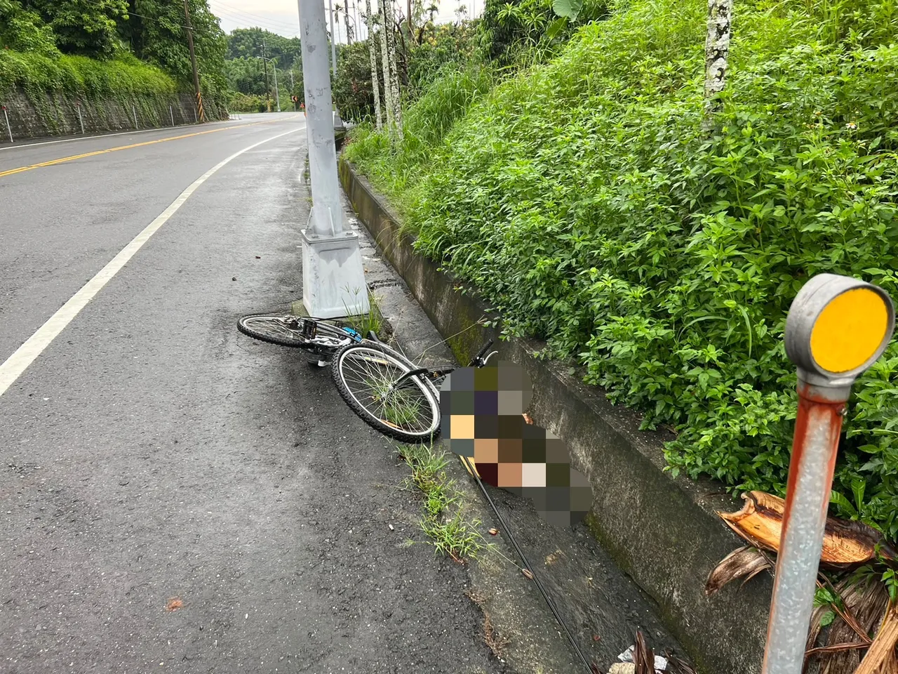 清晨6時許被人發現倒臥水溝。讀者提供