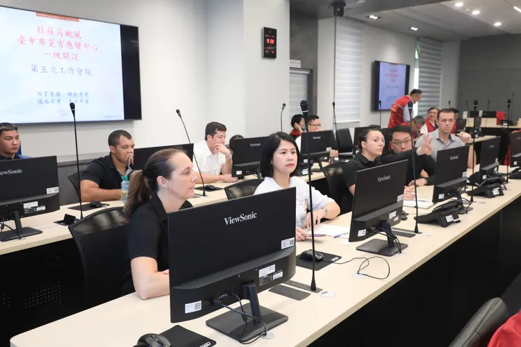 AIT及國防部人員觀摩台中市災害應變中心。市府提供