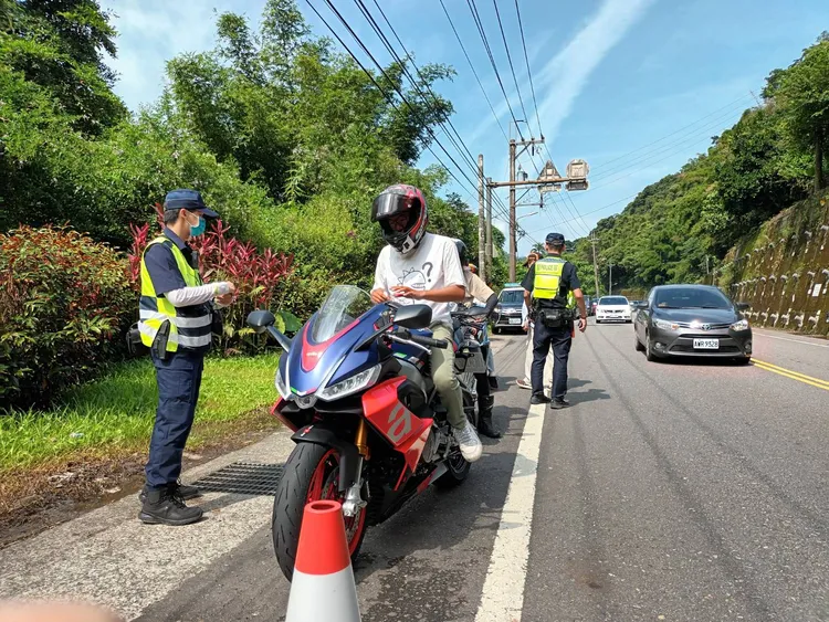 新店警分局今天會同臺北區監理所及環境保護局於北宜路執行聯合稽查。翻攝畫面