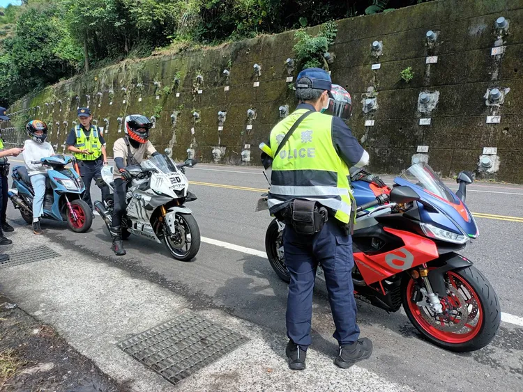 每逢假日北宜公路及106縣道常湧入出遊車輛。翻攝畫面