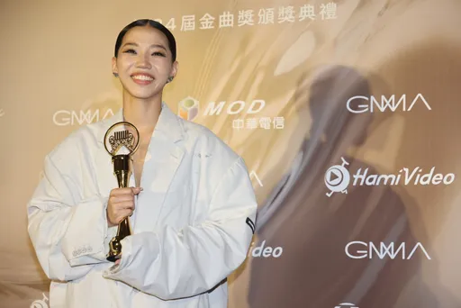 洪佩瑜奪金曲獎最佳新人帶包裝獎盃　自認「我就是個大麻瓜」