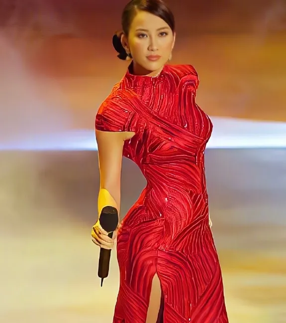 李玟曾穿大紅旗袍在奧斯卡頒獎典禮演唱《月光愛人》。