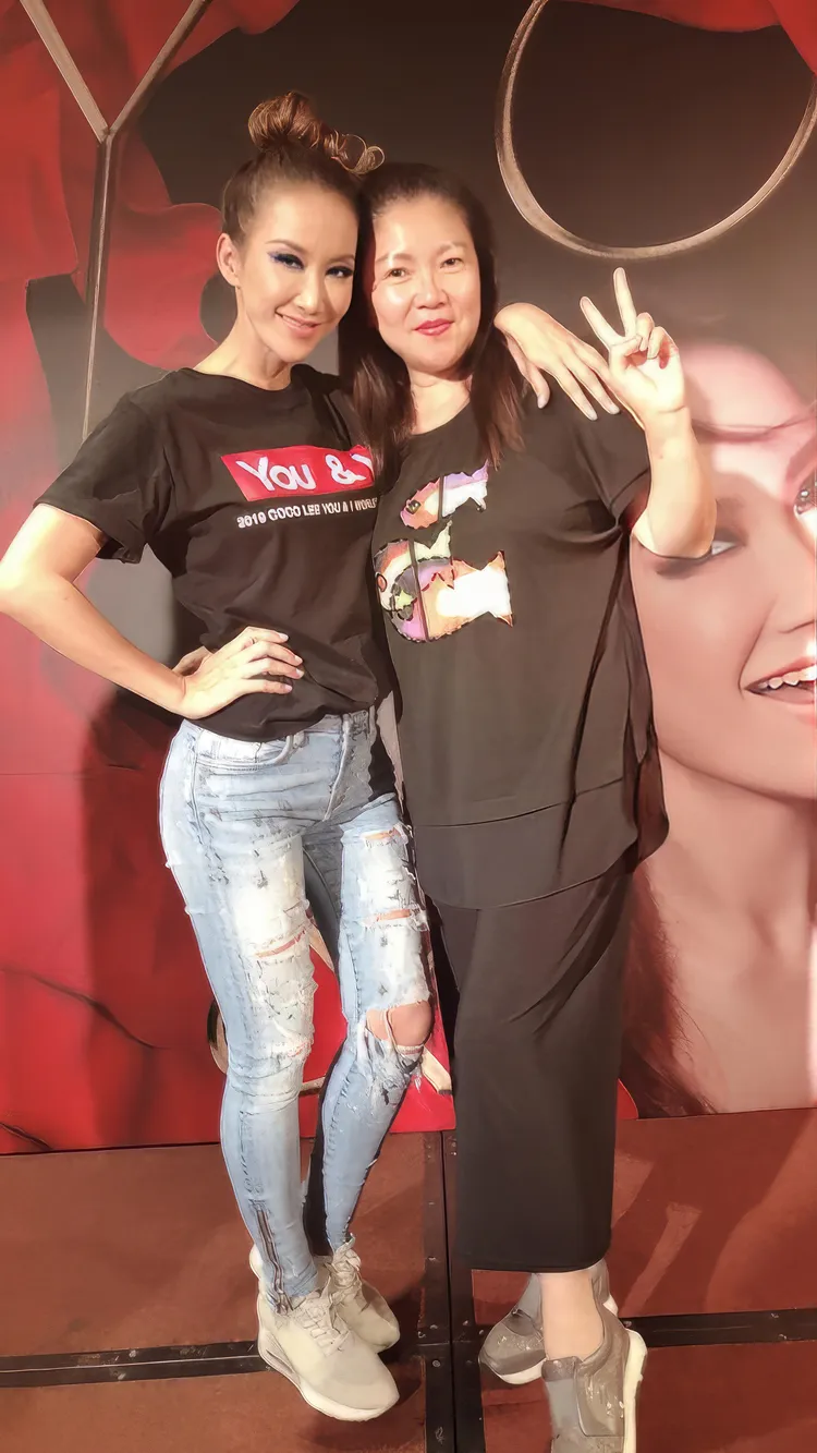 李玟與朋友相處十分熱情，與資深媒體人邱素惠合影。