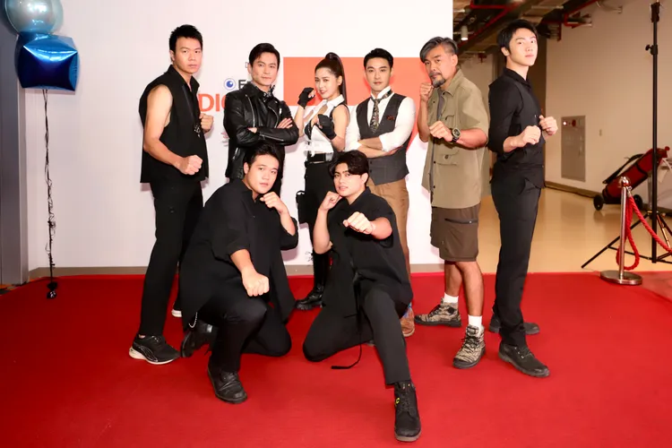 演員們和金馬獎動作導演楊志龍團隊合作愉快。民視提供