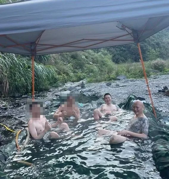 林秉文（右一）與郭哲敏（右二）看得出交情匪淺，還能一起泡湯。讀者提供