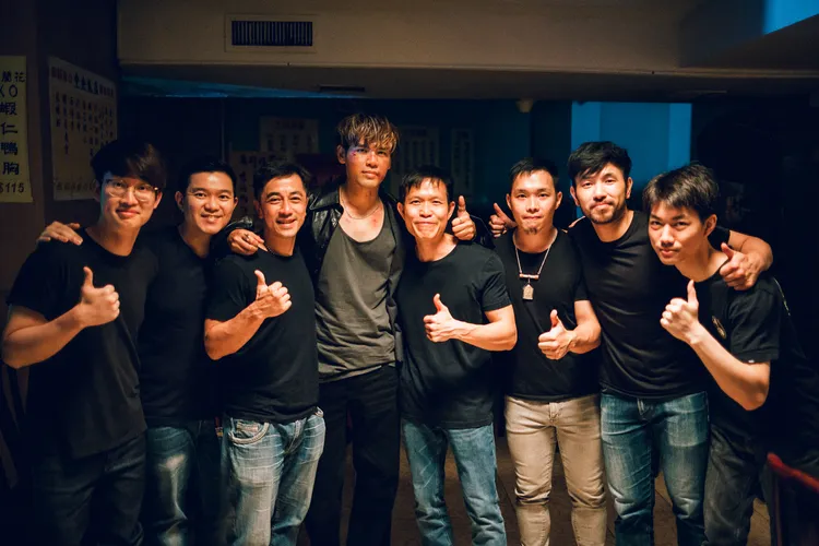 陳零九和入圍香港金像獎最佳動作設計獎的梁博恩「梁師傅」（左三）及其學生合影。 滾石唱片提供