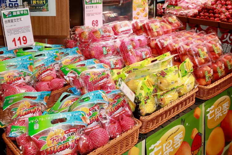 外銷等級的愛文芒果禮盒，7日起全聯上架推好康促銷。市府提供