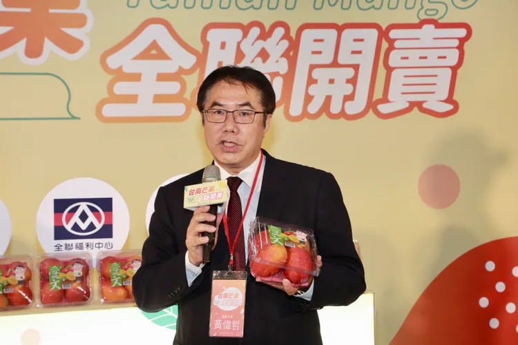 黃偉哲說，愛文芒果外銷日韓大受歡迎，在國內也吃得到相同等級。市府提供