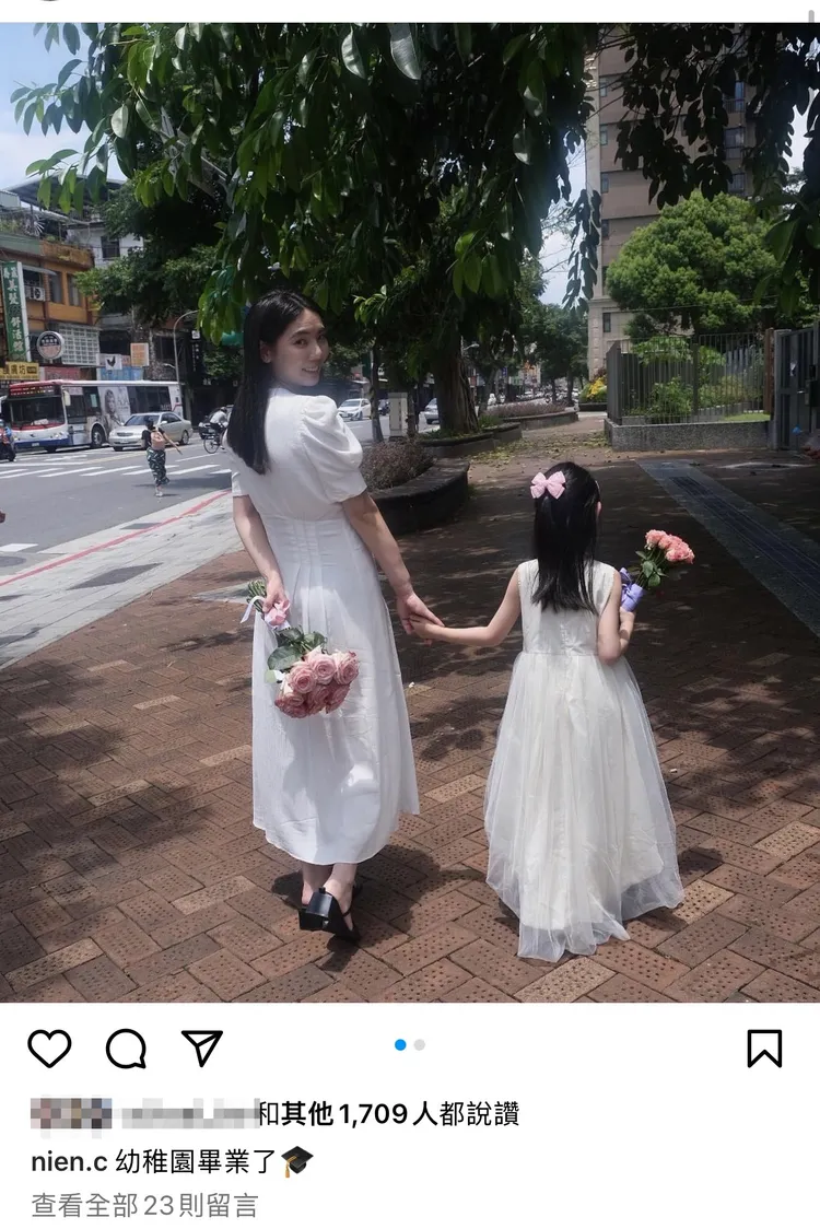 熱狗和模特兒女友鄭年均（左）的6歲女兒「小小啵」，近日從幼兒園畢業。翻攝鄭年均IG