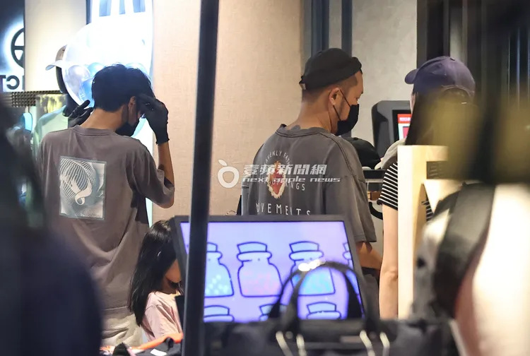 一家四口圍繞著店家選購商品。特勤中心攝