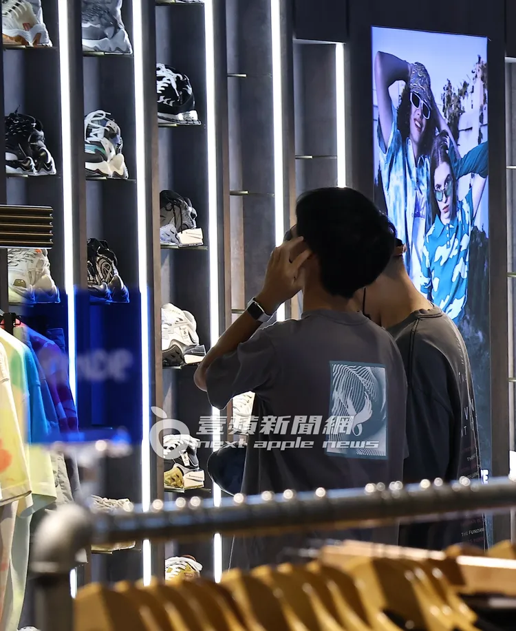 熱狗（右）帶兒子一同逛鞋店。特勤中心攝