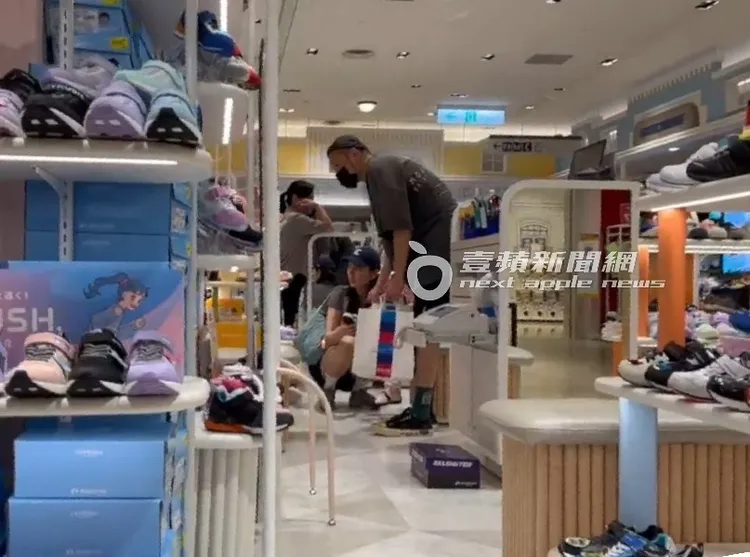 熱狗（右）與女友鄭年均蹲下來幫寶貝女兒挑選服飾。特勤中心攝