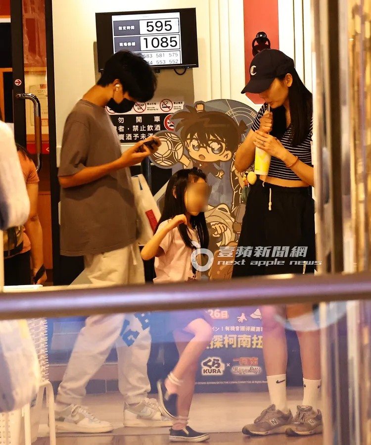 鄭年均（右）帶著女兒及兒子一同排隊等待進場。特勤中心攝