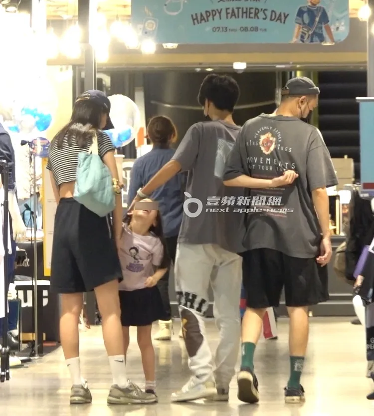 一家四口走在百貨公司內，畫面十分溫馨。特勤中心攝