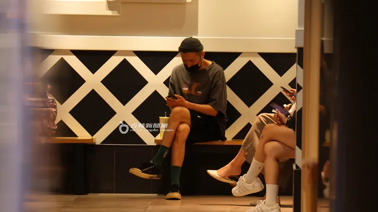 熱狗坐在候位區等待入座，殊不知女友及寶貝兒女早已入座。特勤中心攝