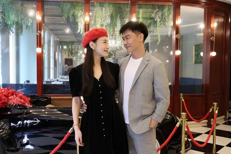 李新（左）嫁給沈世朋12年。資料照片