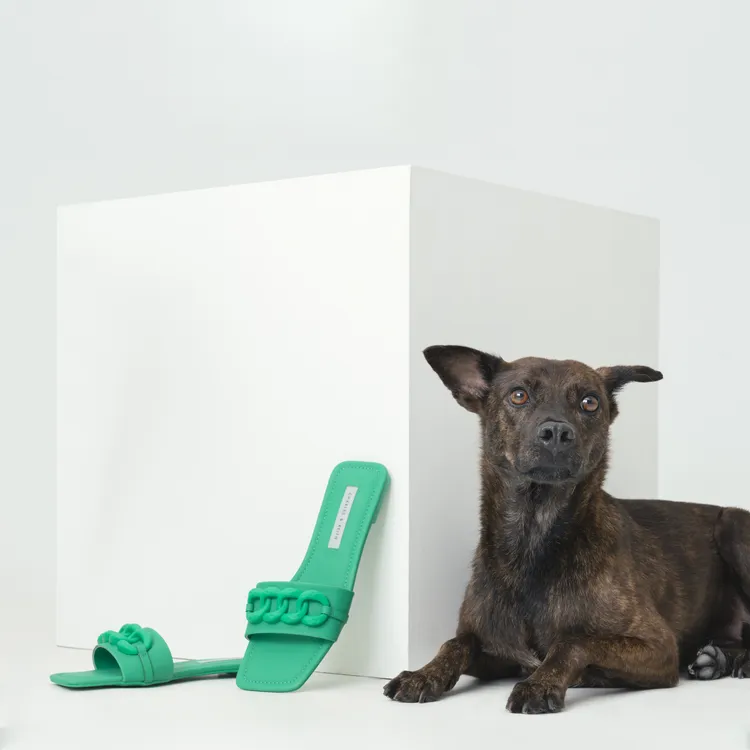 粗鍊平底拖鞋，1590元。品牌提供