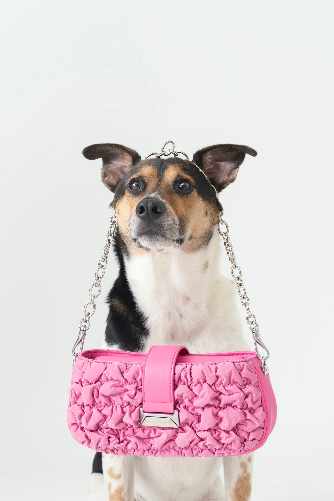 Nita尼龍抓皺腋下包2790元。品牌提供