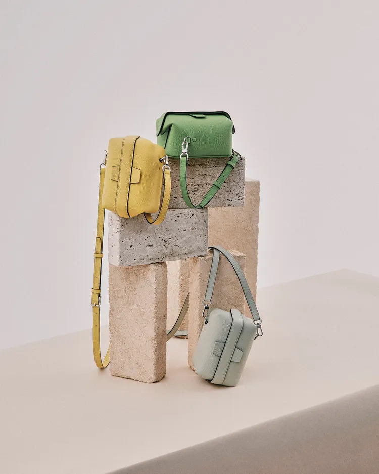 Valextra標誌性包款Tric Trac採用全新3D 效果印刷色彩。品牌提供