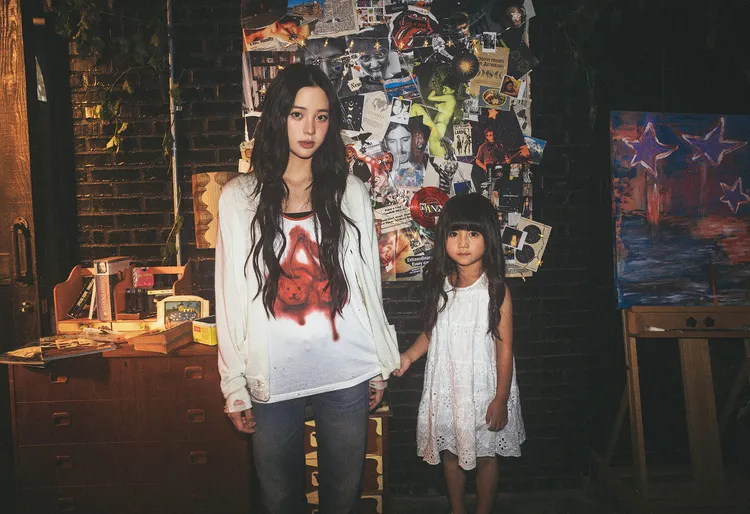 歐陽娜娜（左）拍MV找來1位學齡前的小女童，一起完成演出。海蝶音樂提供