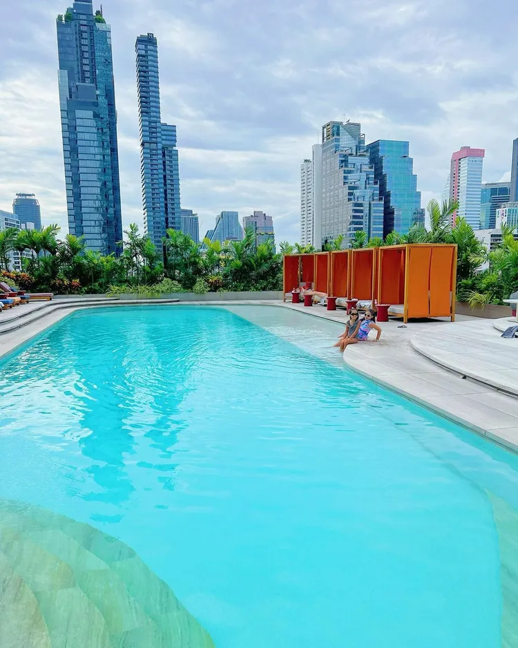 關穎透露女兒們在玩水時，媽媽們就在岸邊邊看著小孩邊喝酒。翻攝關穎IG