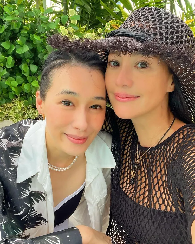 關穎（右）與陳妍嵐這2位媽咪，年齡也相同。翻攝關穎IG