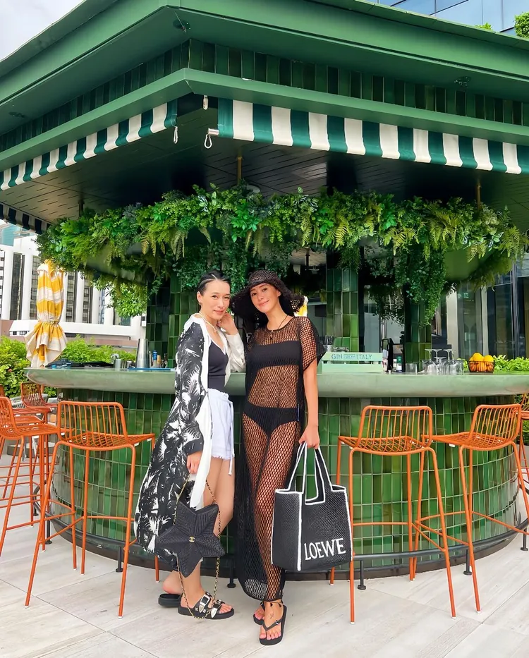 不知是否是因為老公不在身邊，關穎（右）在泰國泳池畔穿得超級火辣。翻攝關穎IG