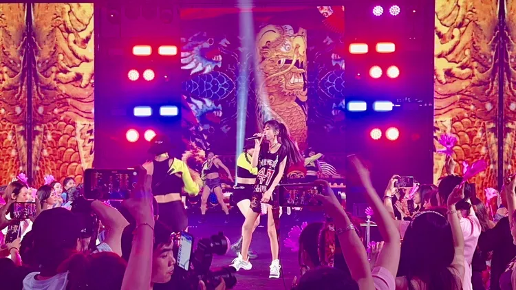 姐姐謝金燕西安開唱，鼓勵大家一起變美麗自信。愛爾麗集團提供