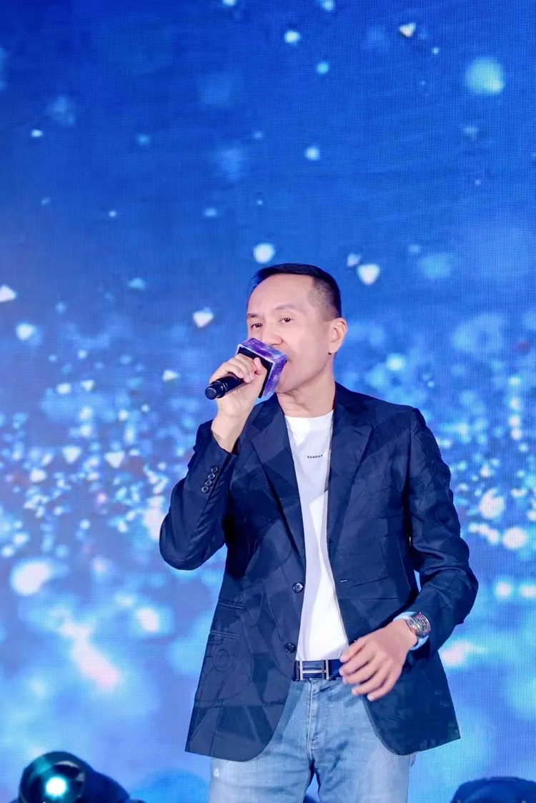 火熱的氣氛，讓愛爾麗集團總裁常如山也上台飆歌！把整場活動推向最高點！愛爾麗集團提供