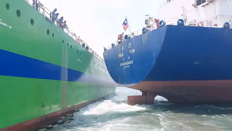 「環海翡翠輪」被華運輪逼近。翻攝畫面