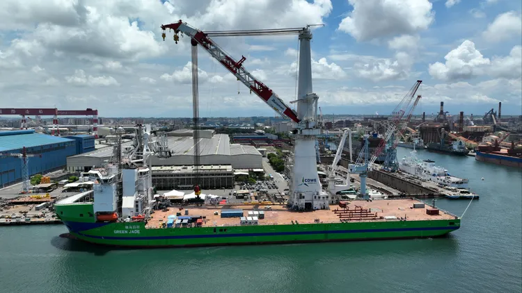 「環海翡翠輪」搭載4,000噸等級大型吊車及DP3最高等級動態定位系統，可載貨物重最多達6萬噸。翻攝台船官網