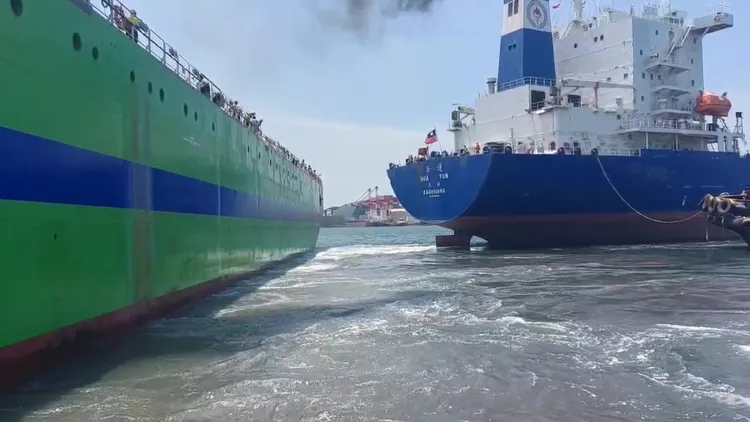 華運輪K了一下「環海翡翠輪」後，緩緩駛離。翻攝畫面