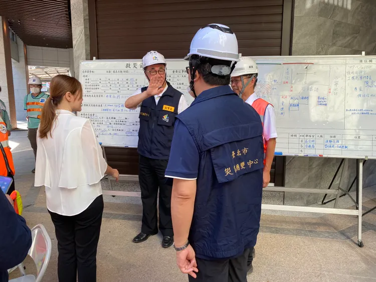 北市副市長李四川今一大早到搶修現場督軍。北市府提供