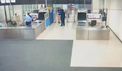 越籍女搭機前金屬探測門「嗶」聲大作　X光一照發現腳底怪怪的