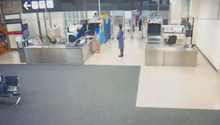 警方在她鞋底起獲毒品。翻攝畫面