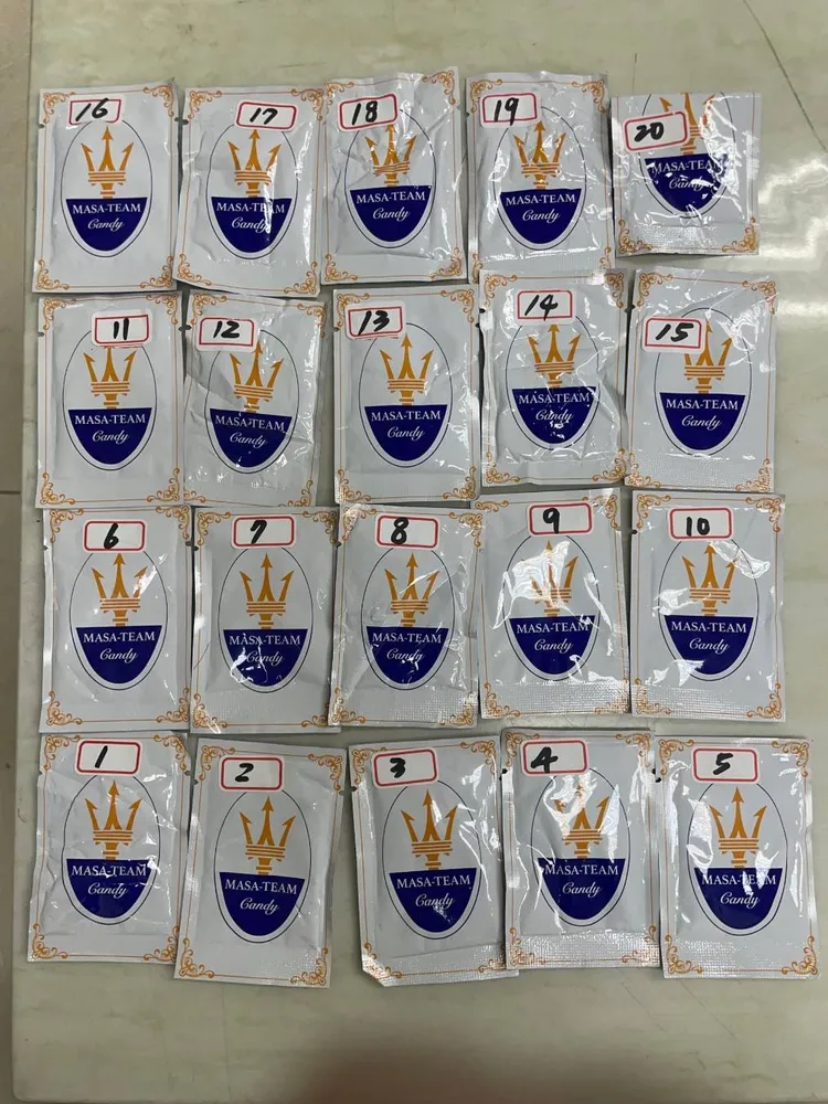 警方在她鞋底起獲毒品。翻攝畫面