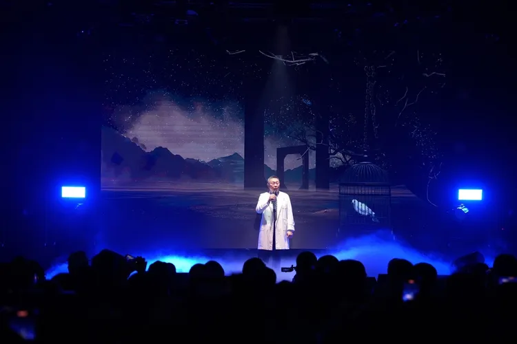 柯文哲穿醫袍登台。柯競辦提供