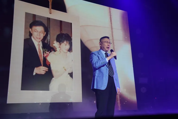 柯文哲對著陳佩琪唱我只在乎你。柯競辦提供