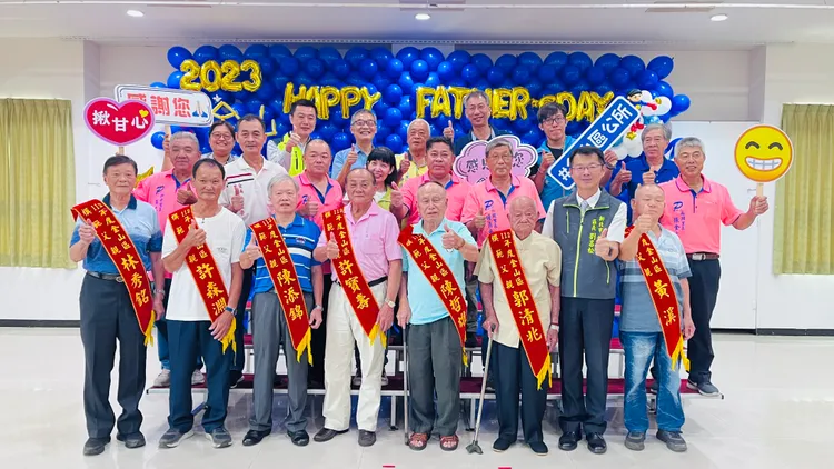 金山區模範父親及區長劉昌松、水利局副局長黃正誠及貴賓合影。公所提供