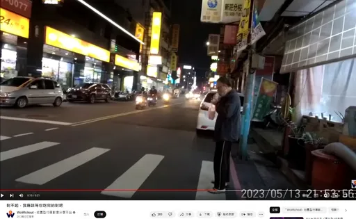 他站斑馬線爽吃豆漿燒餅　機車不敢過「我應該等你吃完的對吧」