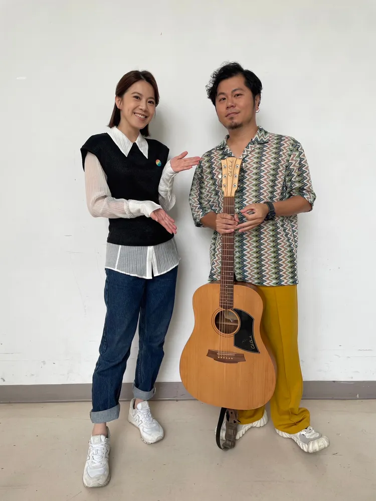 廖苡喬(左)在《市井豪門》遇到偶像客家歌手王子黃子軒，兩人開心合影紀念。民視提供