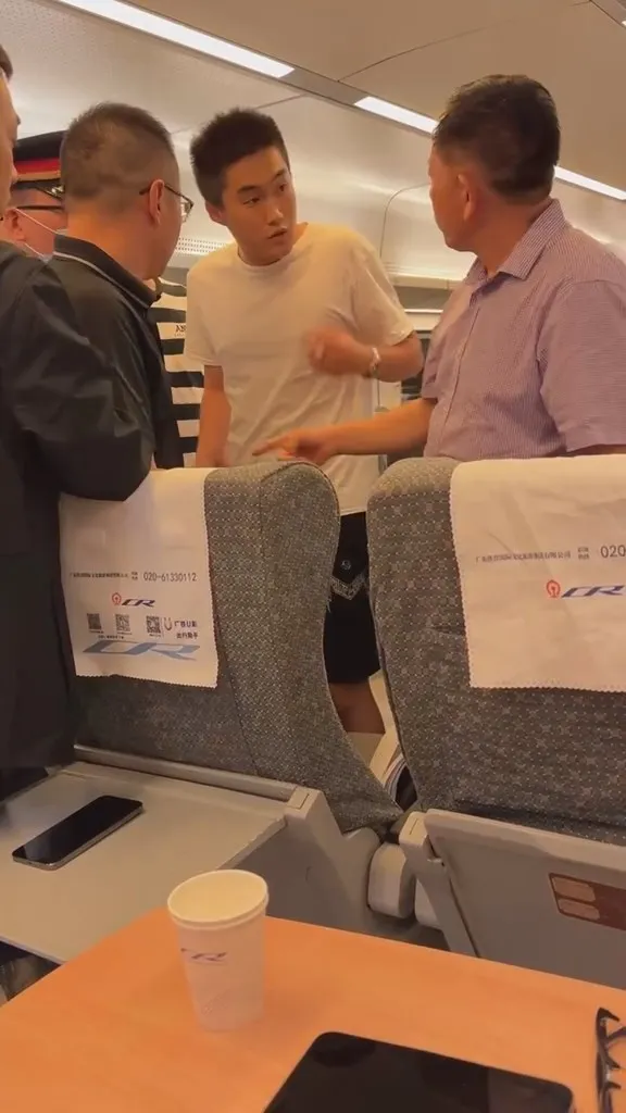 白衣男行徑引起眾人質疑。翻攝自抖音