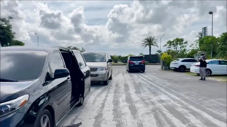 郭信良搭上座車，被載往地檢偵訊。讀者提供