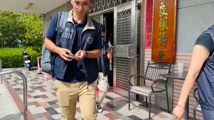 檢調歷經約2小時搜索，查扣部分證物。讀者提供