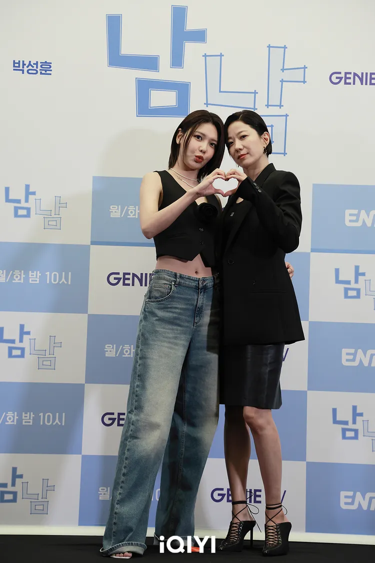 秀英（左）坦言是田慧振的粉絲，合作《陌生人》追星成功。愛奇藝國際站提供