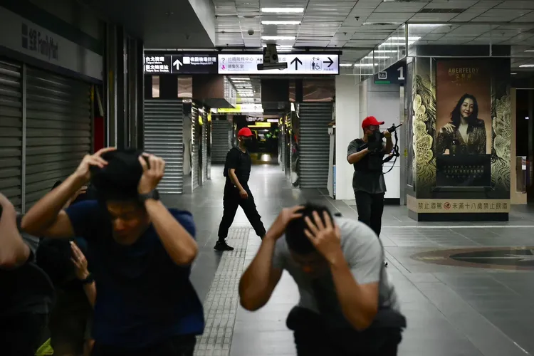 演習模擬敵軍入侵台北車站企圖挾持民眾。林林攝