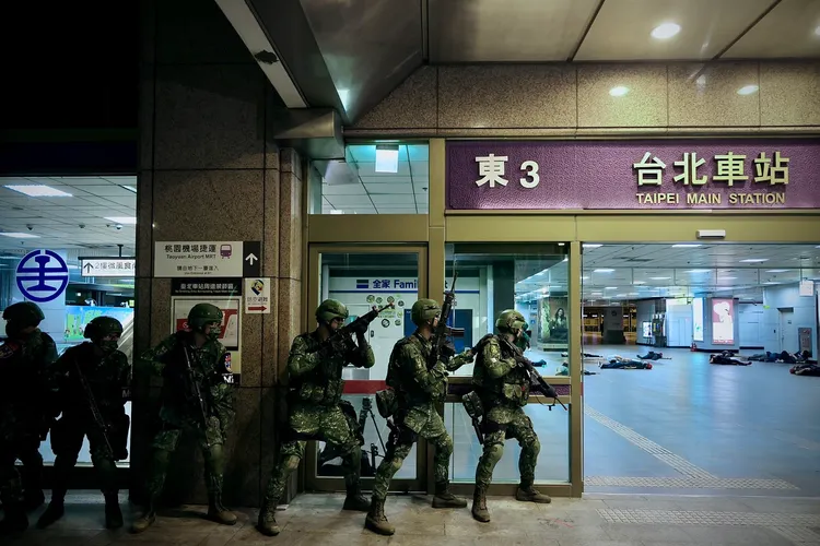 憲兵前進救援遭挾持的民眾。林林攝